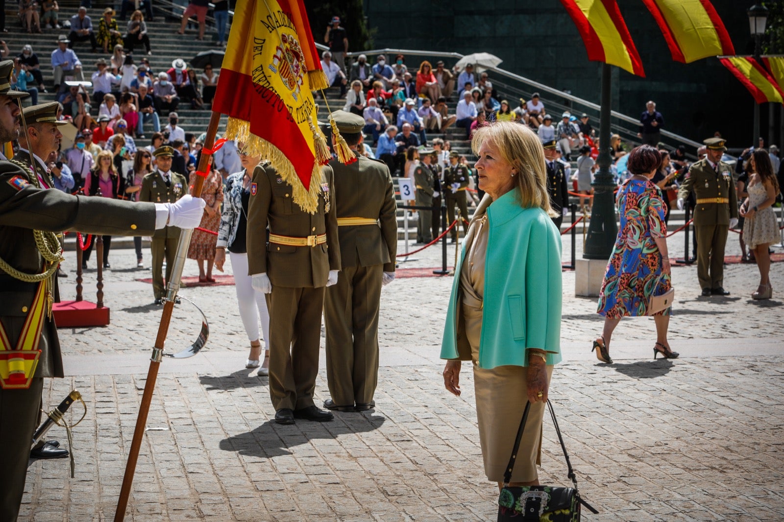 Más de 300 granadinos han llevado a cabo el juramento en la explanada del Palacio de Congresos.