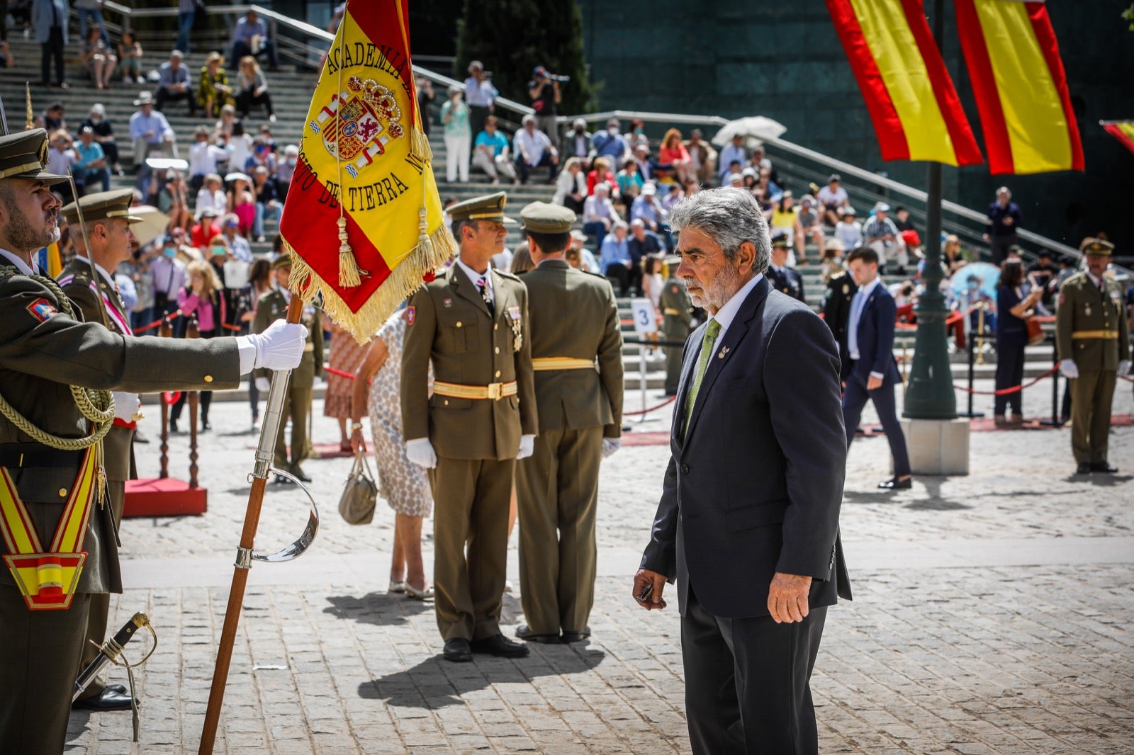 Más de 300 granadinos han llevado a cabo el juramento en la explanada del Palacio de Congresos.