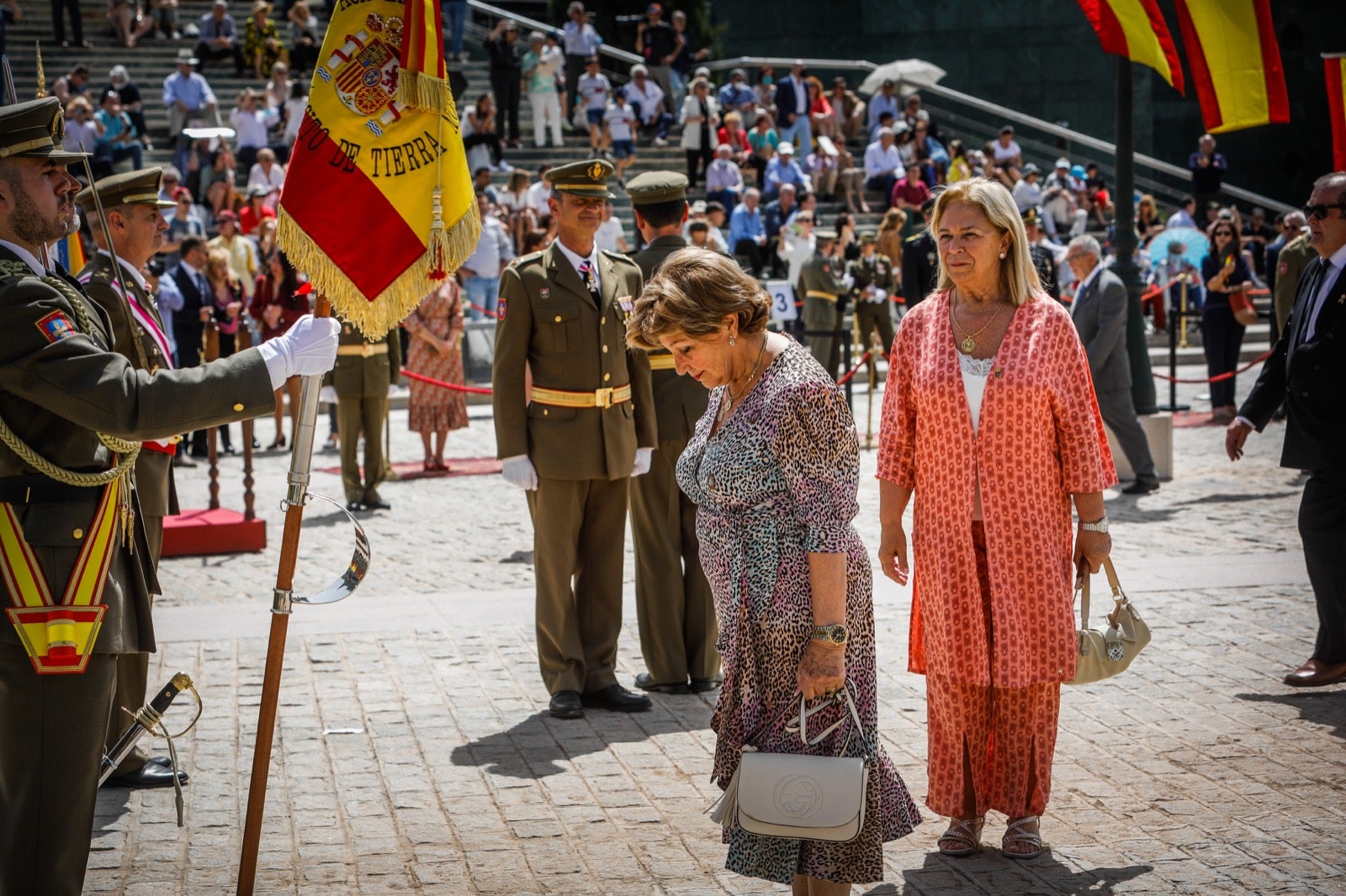 Más de 300 granadinos han llevado a cabo el juramento en la explanada del Palacio de Congresos.
