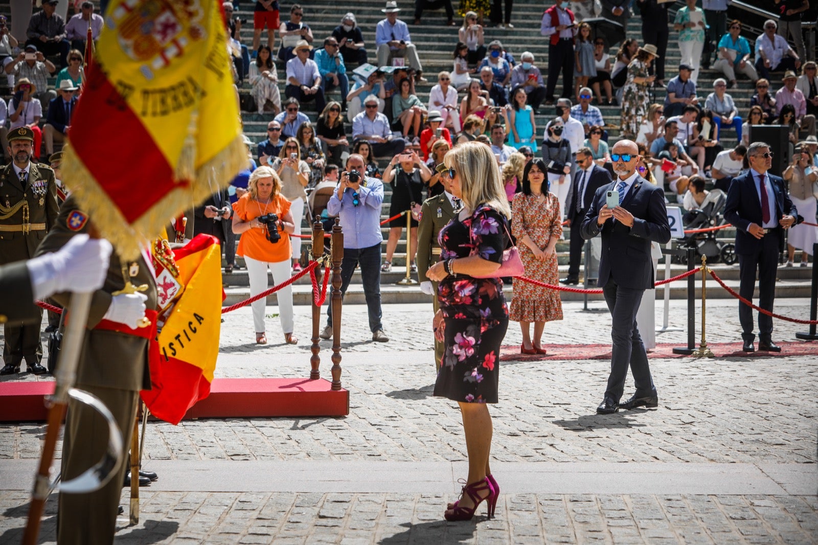 Más de 300 granadinos han llevado a cabo el juramento en la explanada del Palacio de Congresos.