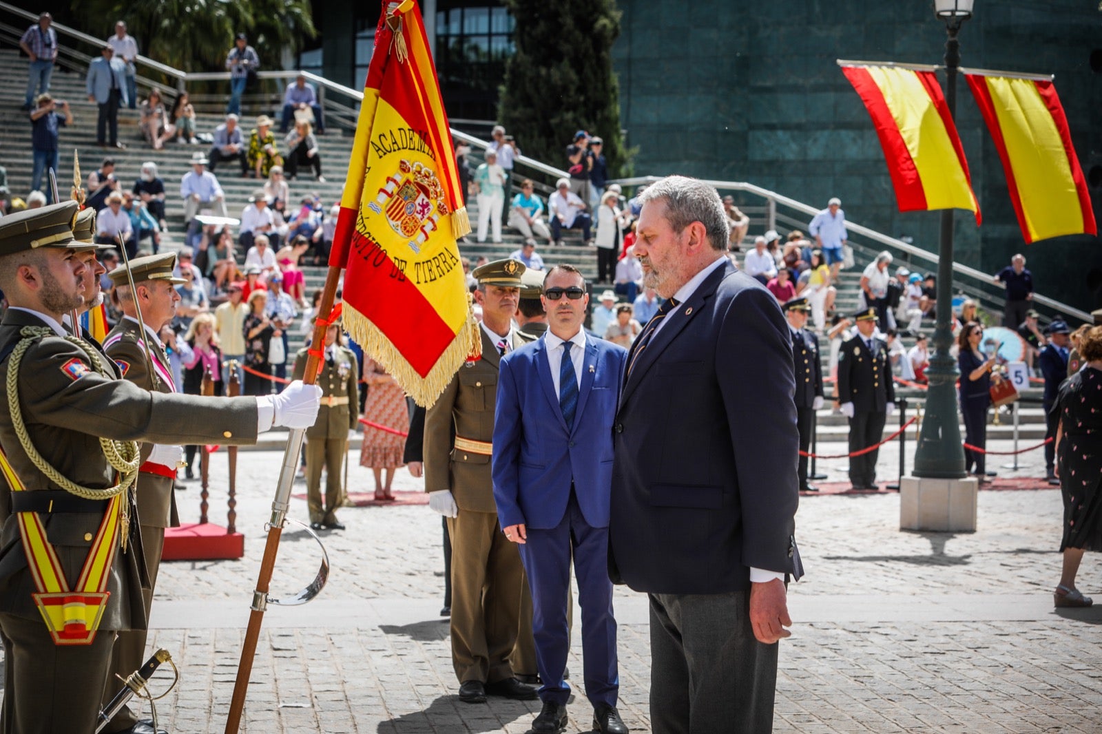 Más de 300 granadinos han llevado a cabo el juramento en la explanada del Palacio de Congresos.