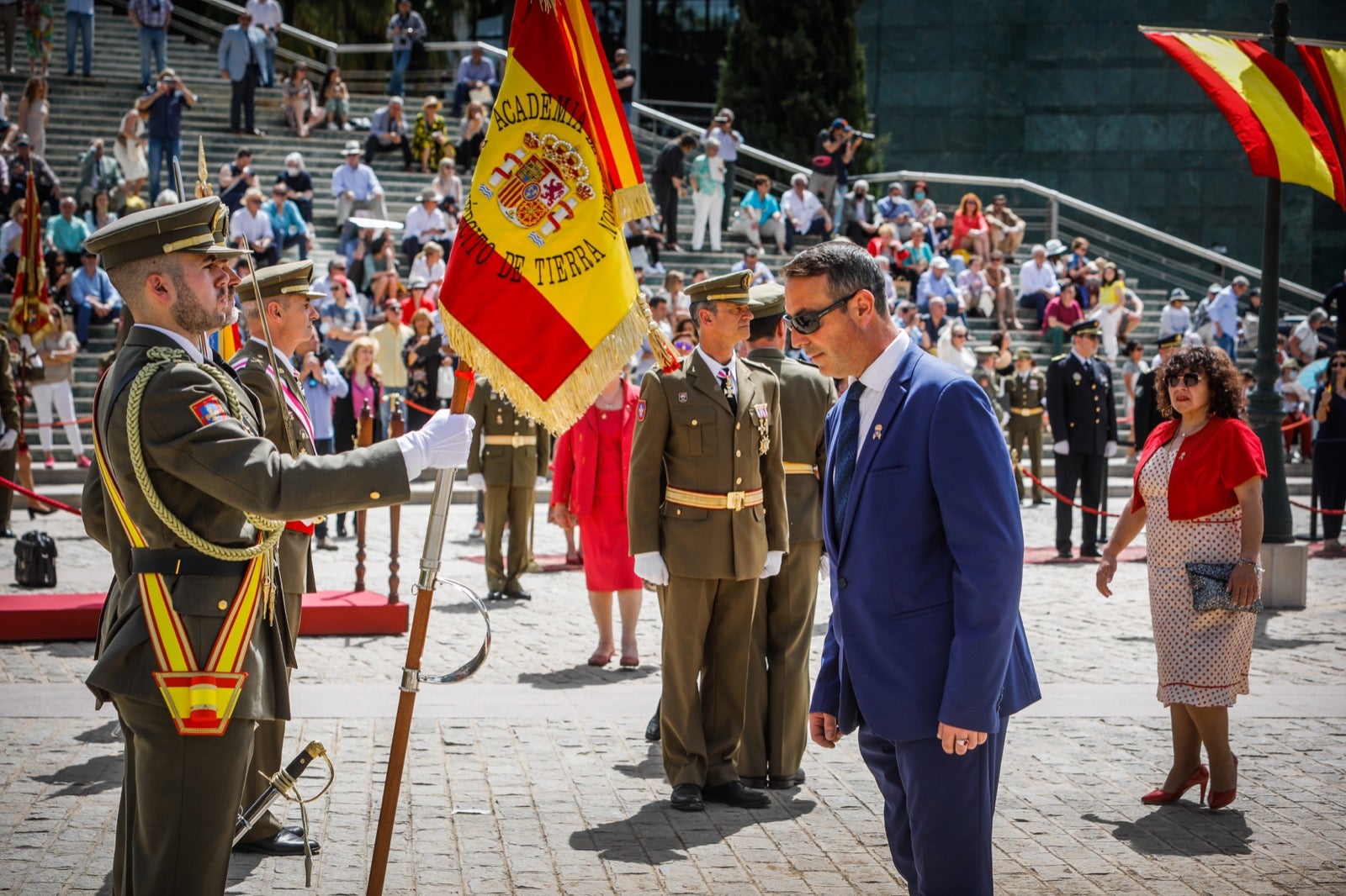Más de 300 granadinos han llevado a cabo el juramento en la explanada del Palacio de Congresos.
