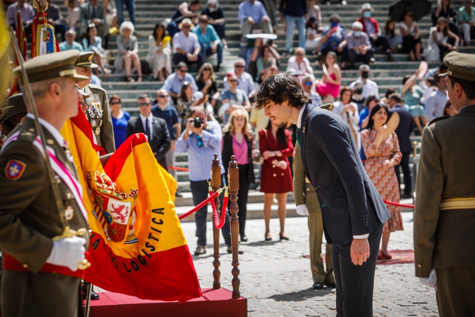 Más de 300 granadinos han llevado a cabo el juramento en la explanada del Palacio de Congresos.
