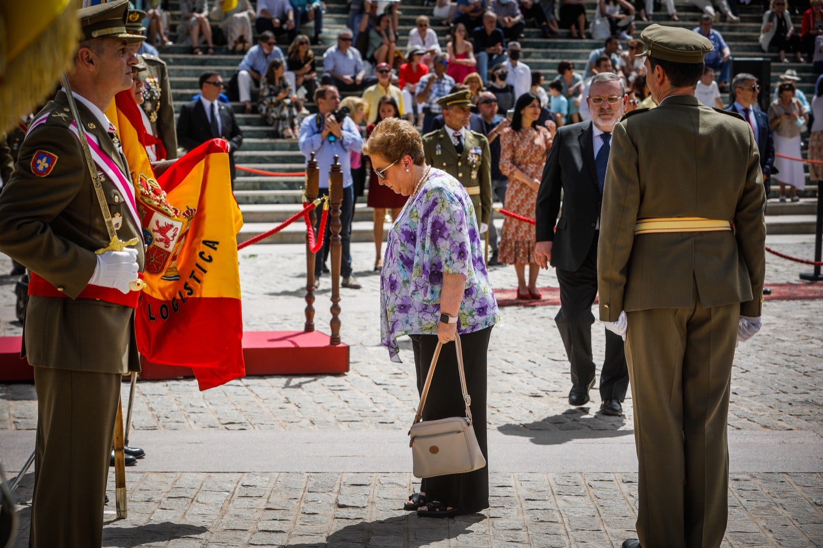 Más de 300 granadinos han llevado a cabo el juramento en la explanada del Palacio de Congresos.