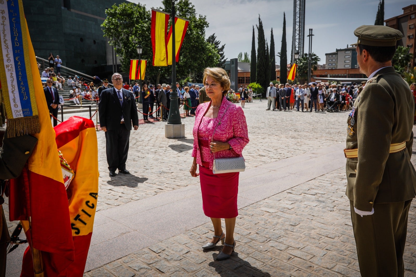 Más de 300 granadinos han llevado a cabo el juramento en la explanada del Palacio de Congresos.