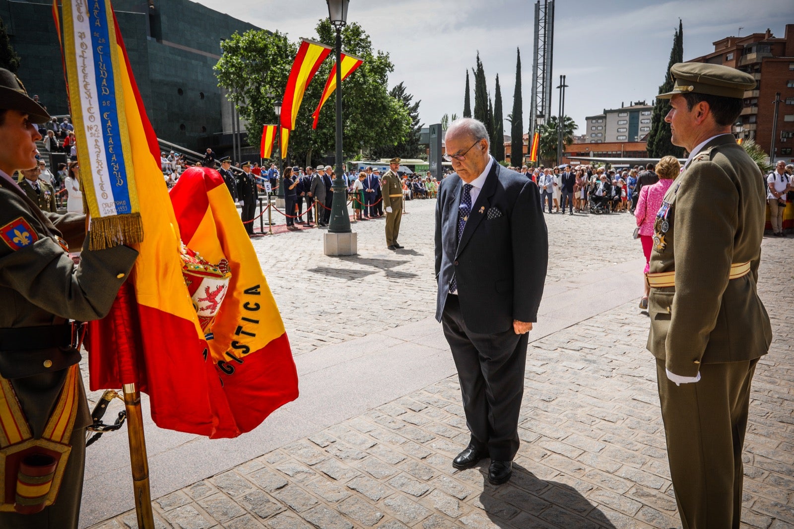 Más de 300 granadinos han llevado a cabo el juramento en la explanada del Palacio de Congresos.