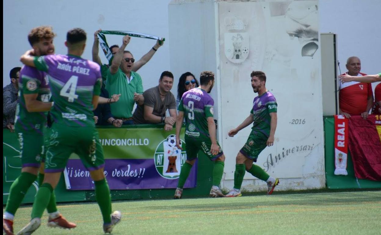 Los jugadores del Atlético Mancha Real, celebrando el gol de Juanca en la victoria de la pasada jornada ante el Real Murcia . 