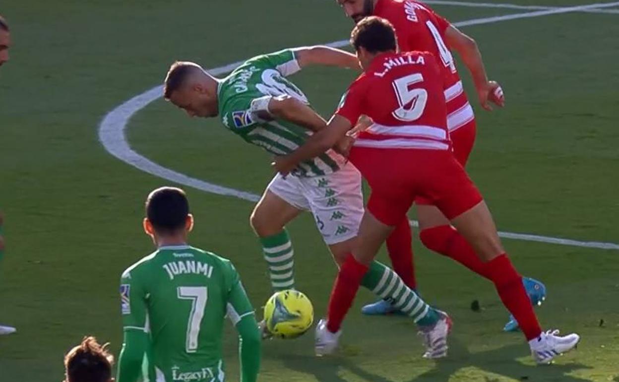 Canales golpea sin querer en el rostro a Luis Milla. 