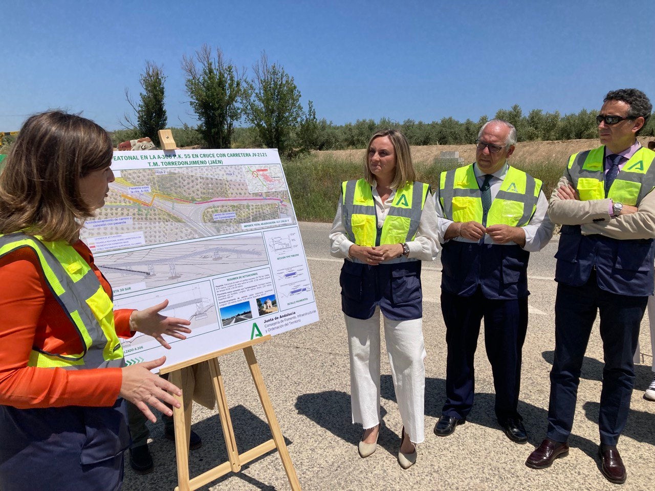La consejera de Fomento, Marifrán Carazo, escucha las explicaciones de la primera teniente de alcalde del Ayuntamiento de Torredonjimeno, Juana Mari Escribano. 