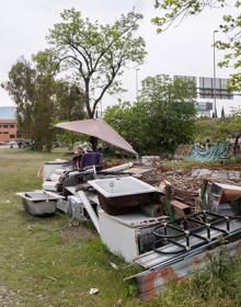 Imagen secundaria 2 - Camino de las Vacas. Hay un solar donde se almacena la chatarra para facilitar su tratamiento. Hay tres asentamientos en la ciudad. 