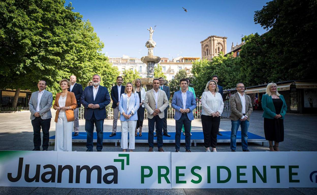 Presentación de la candidatura del PP granadino al parlamento, en la plaza Bibrambla. 