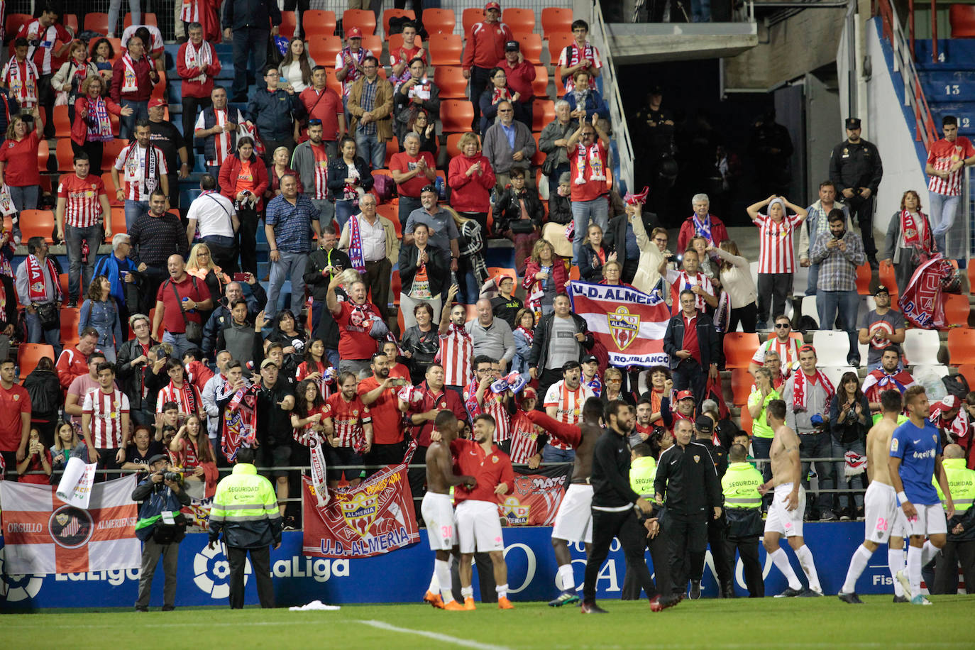 Aficionados y jugadores rojiblancos celebran la milagrosa permanencia en Lugo. 