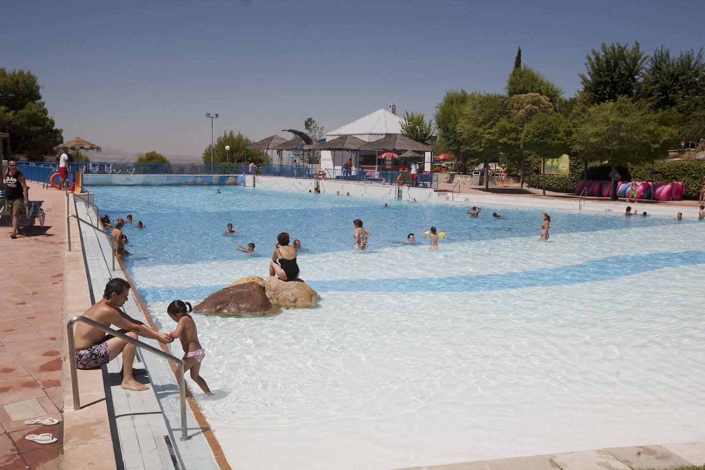 Imagen de archivo de las instalaciones del parque acuático Aquaola de Cenes en el verano de 2011. 