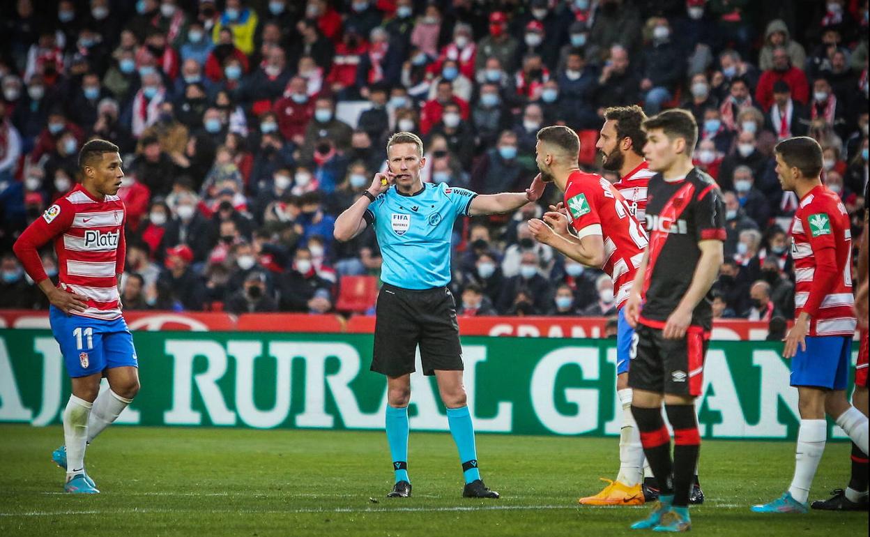 Alejandro Hernández Hernández se comunica con la sala VOR en el duelo frente al Rayo. 