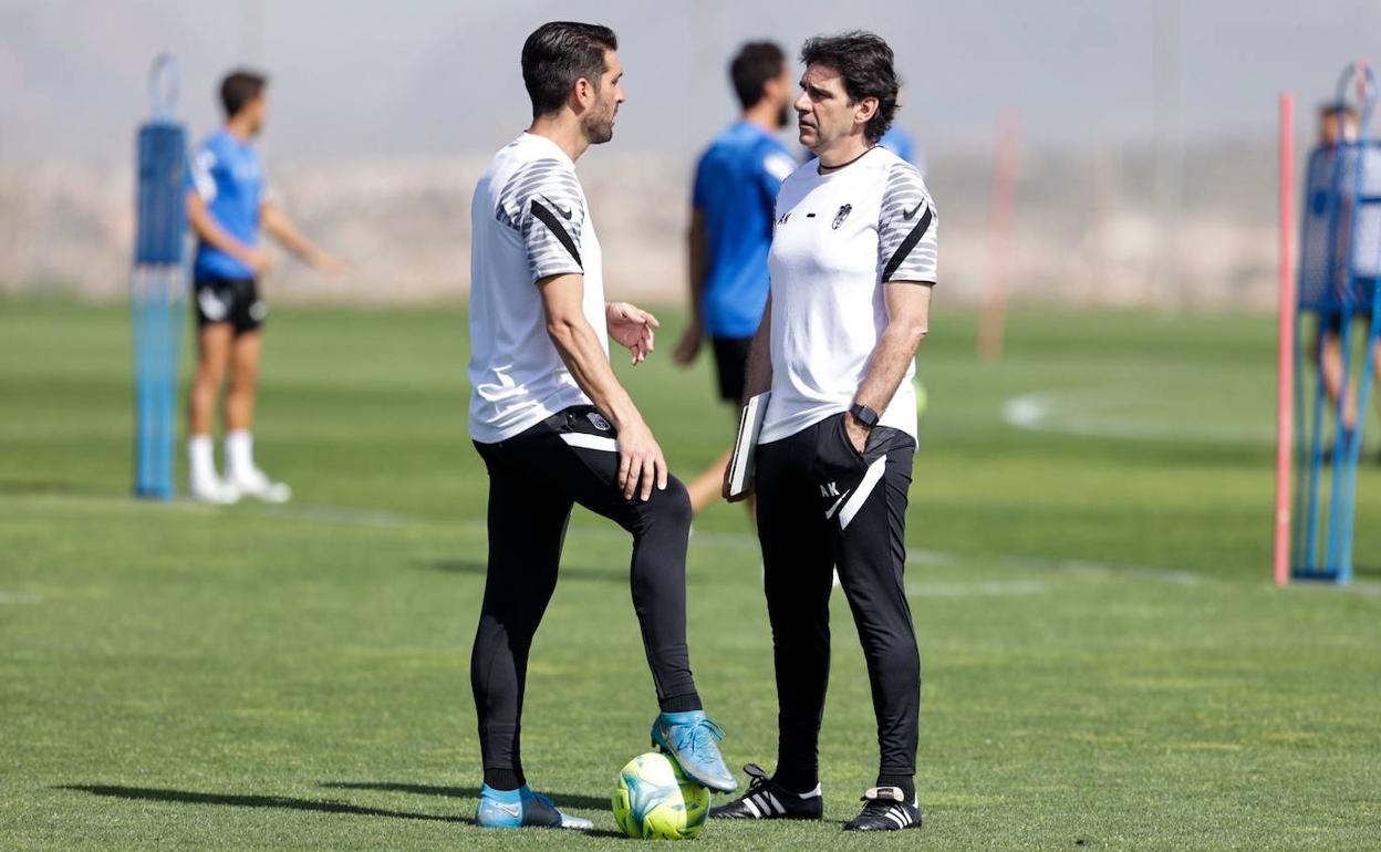 El delegado Manolo Lucena y el entrenador Aitor Karanka conversan durante el entrenamiento. 