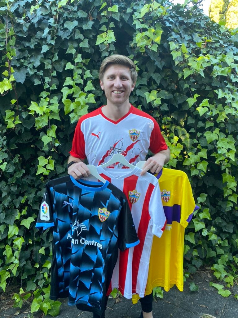 Posando con las últimas camisetas del Almería.