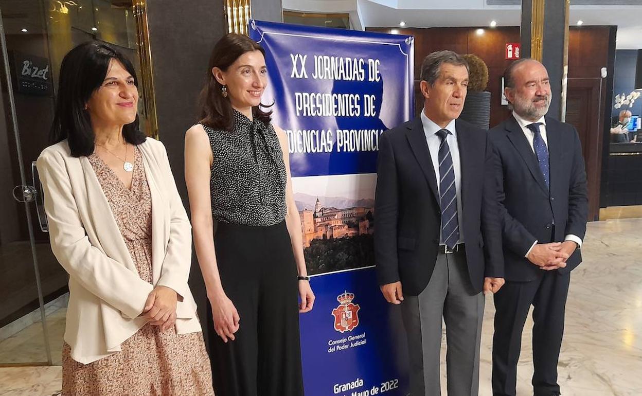 La subdelegada del Gobierno en Granda, la ministra de Justicia, el presidente del TSJA y el presidente de la Audiencia esta mañana, en la clausura del encuentro jurídico. 