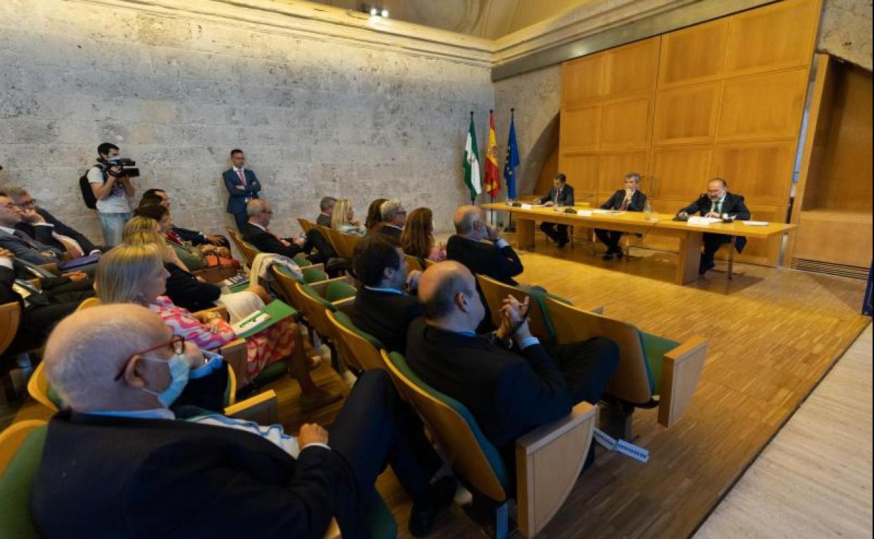 Los presidentes asistentes atienden a José Luis López Fuentes, durante el discurso que ofreció este miércoles en el Palacio de Carlos V para inaugurar las XX Jornadas de Audiencias Provinciales de España. 