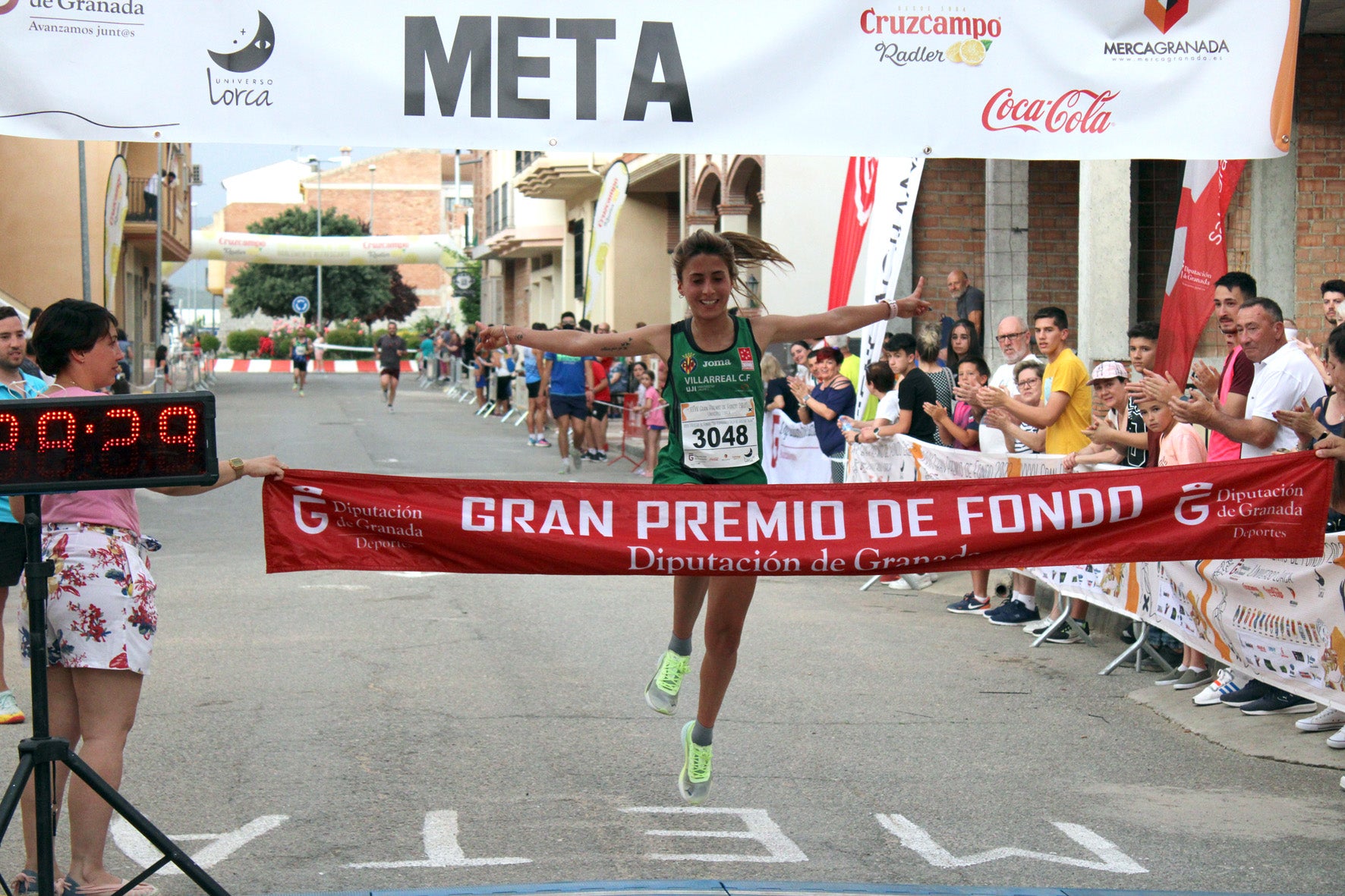 Clauda Estevez llega feliz como primera mujer de la prueba