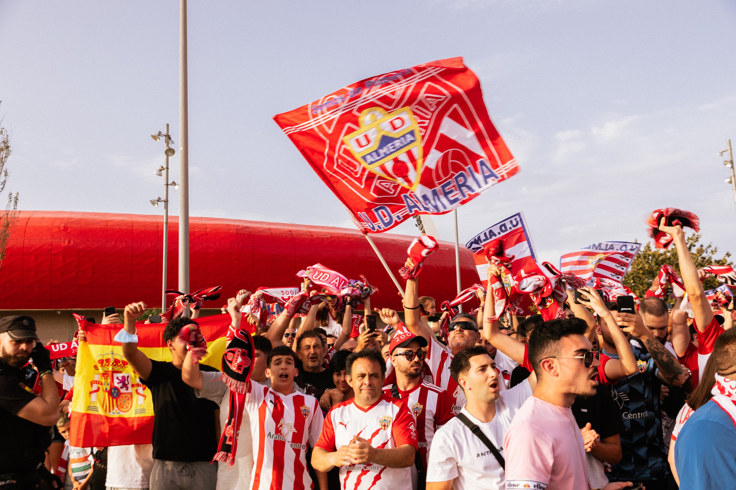 Fotos: Así ha recibido a la UD Almería la marea rojiblanca