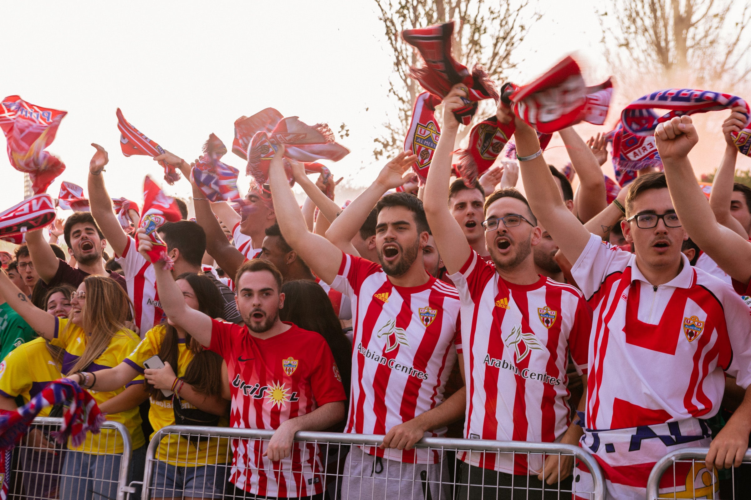 Fotos: Así ha recibido a la UD Almería la marea rojiblanca