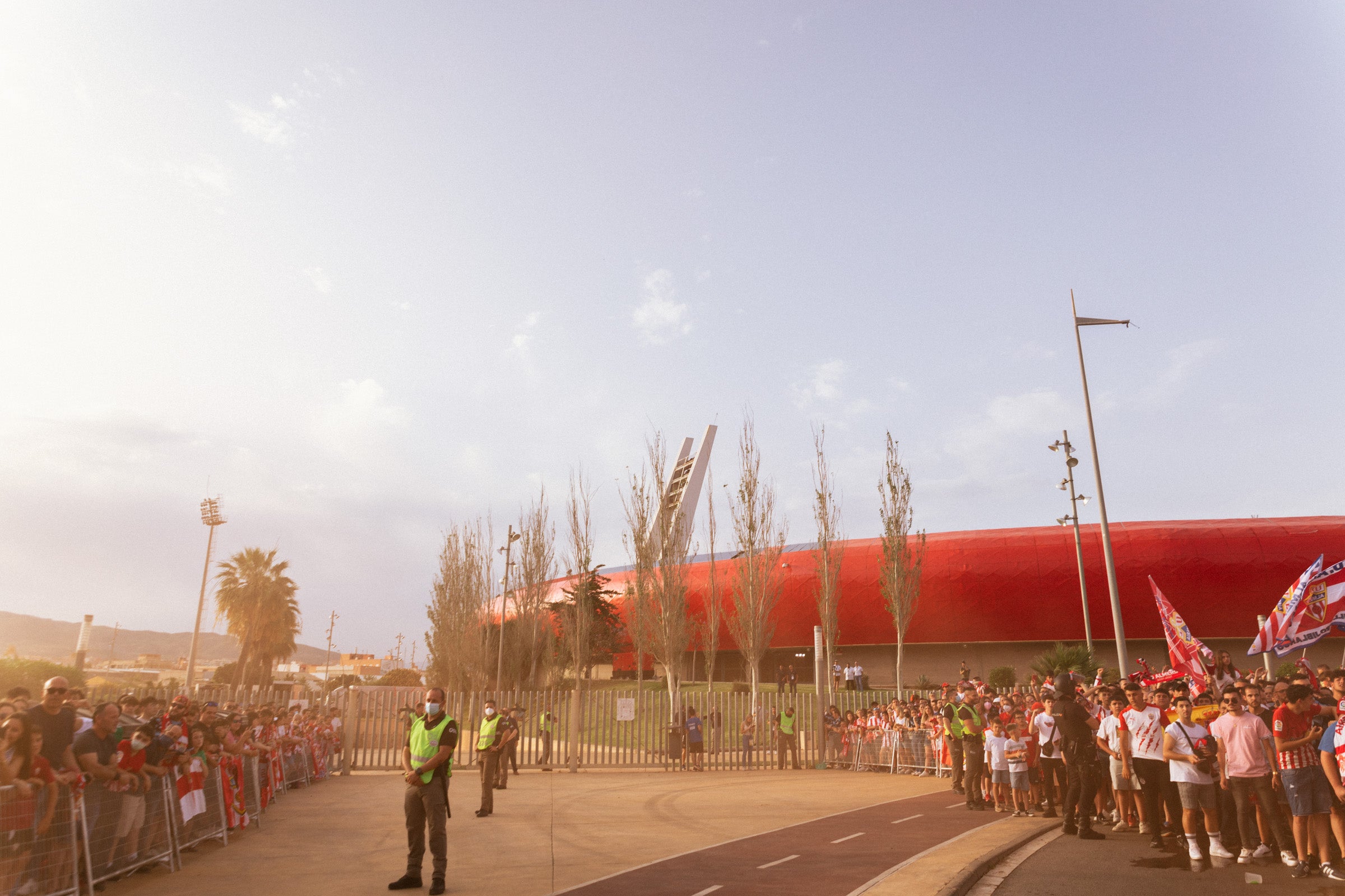 Fotos: Así ha recibido a la UD Almería la marea rojiblanca