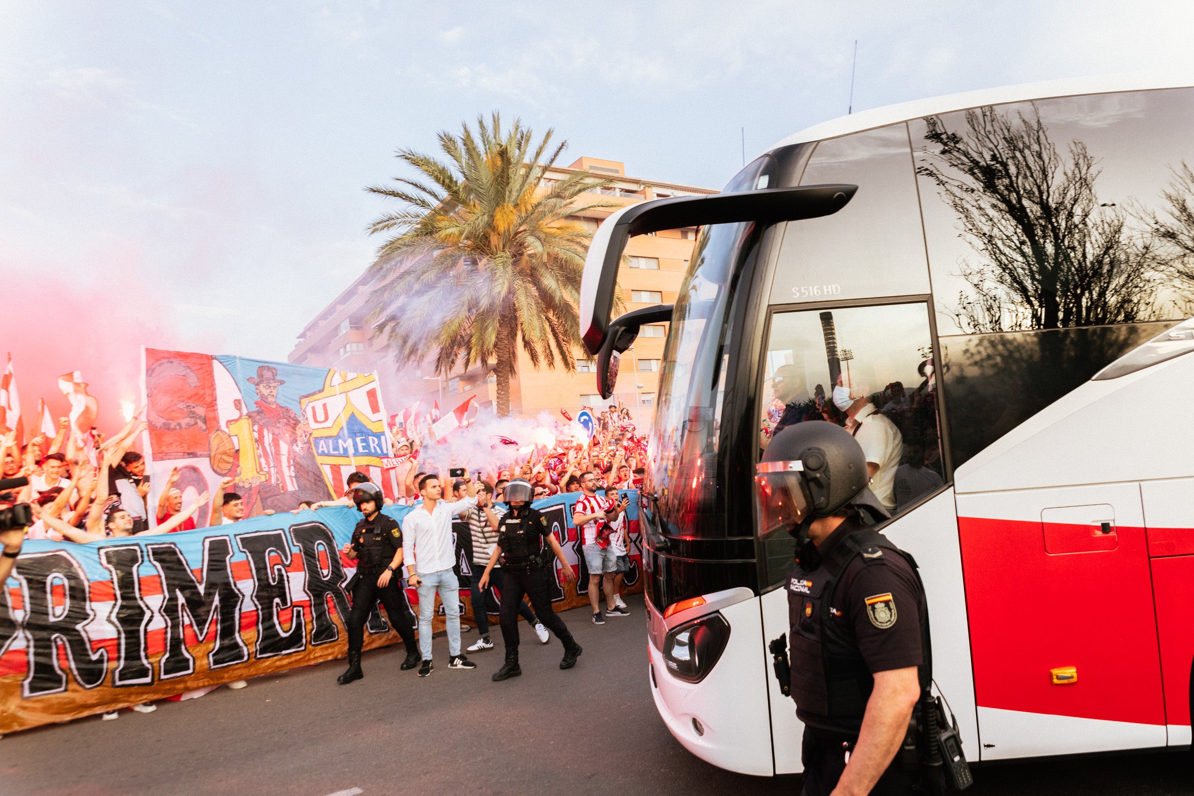 Fotos: Así ha recibido a la UD Almería la marea rojiblanca