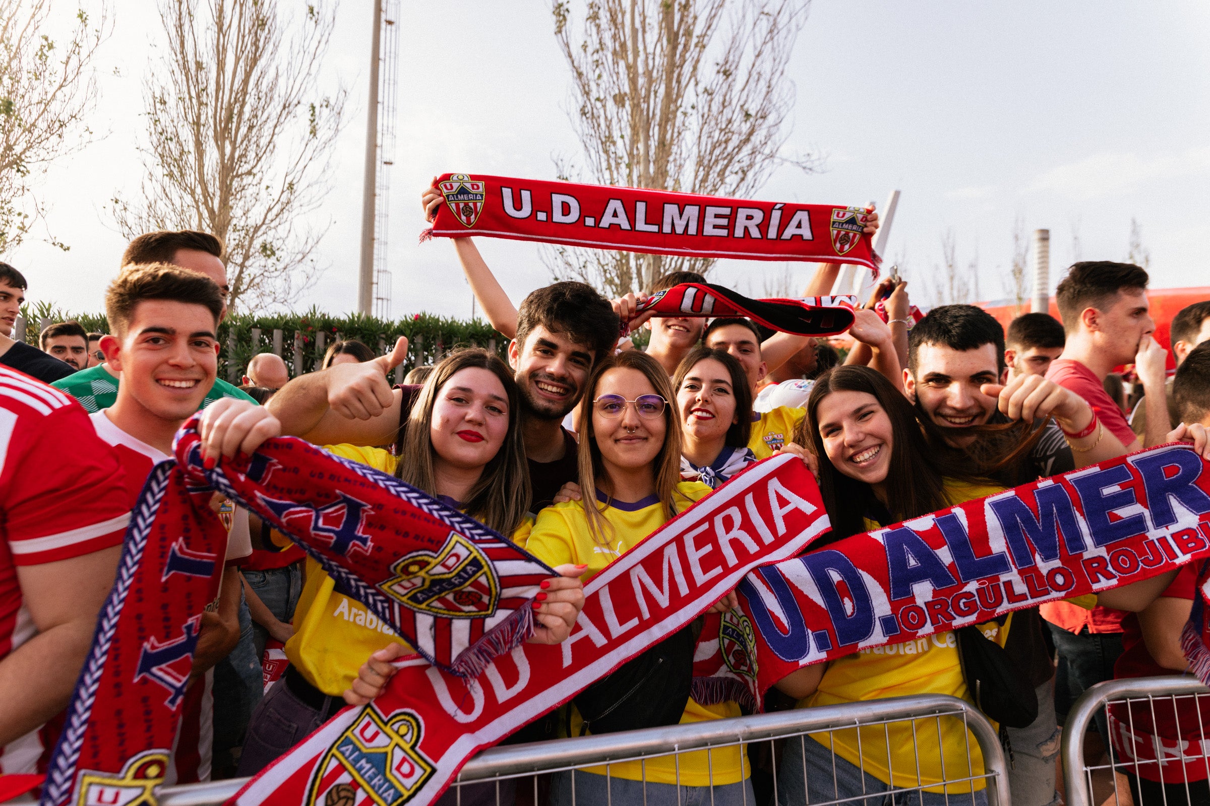Fotos: Así ha recibido a la UD Almería la marea rojiblanca
