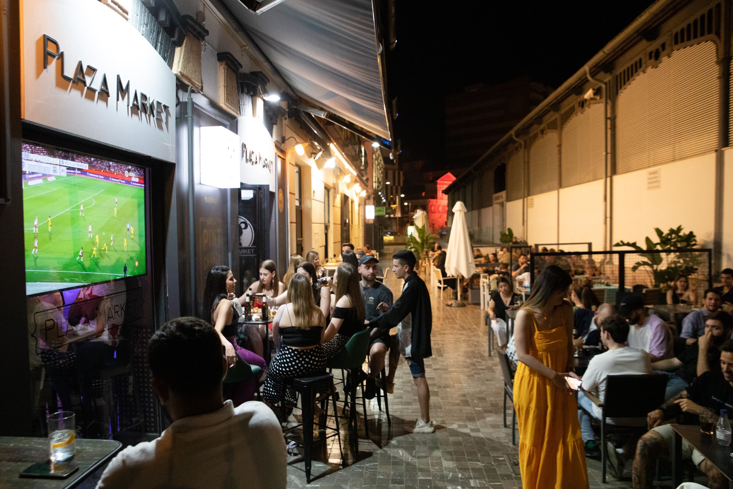 Fotos: Los almerienses sin entradas se juntan en los bares