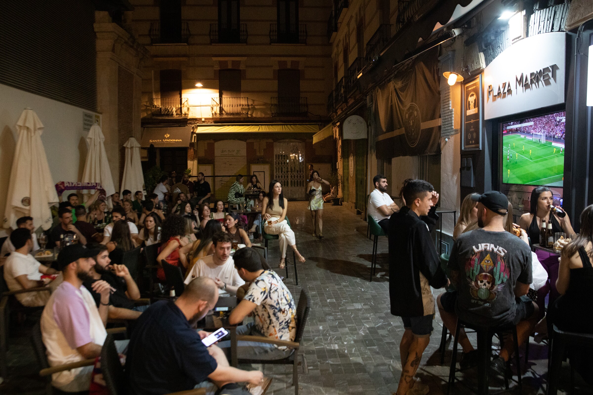 Fotos: Los almerienses sin entradas se juntan en los bares