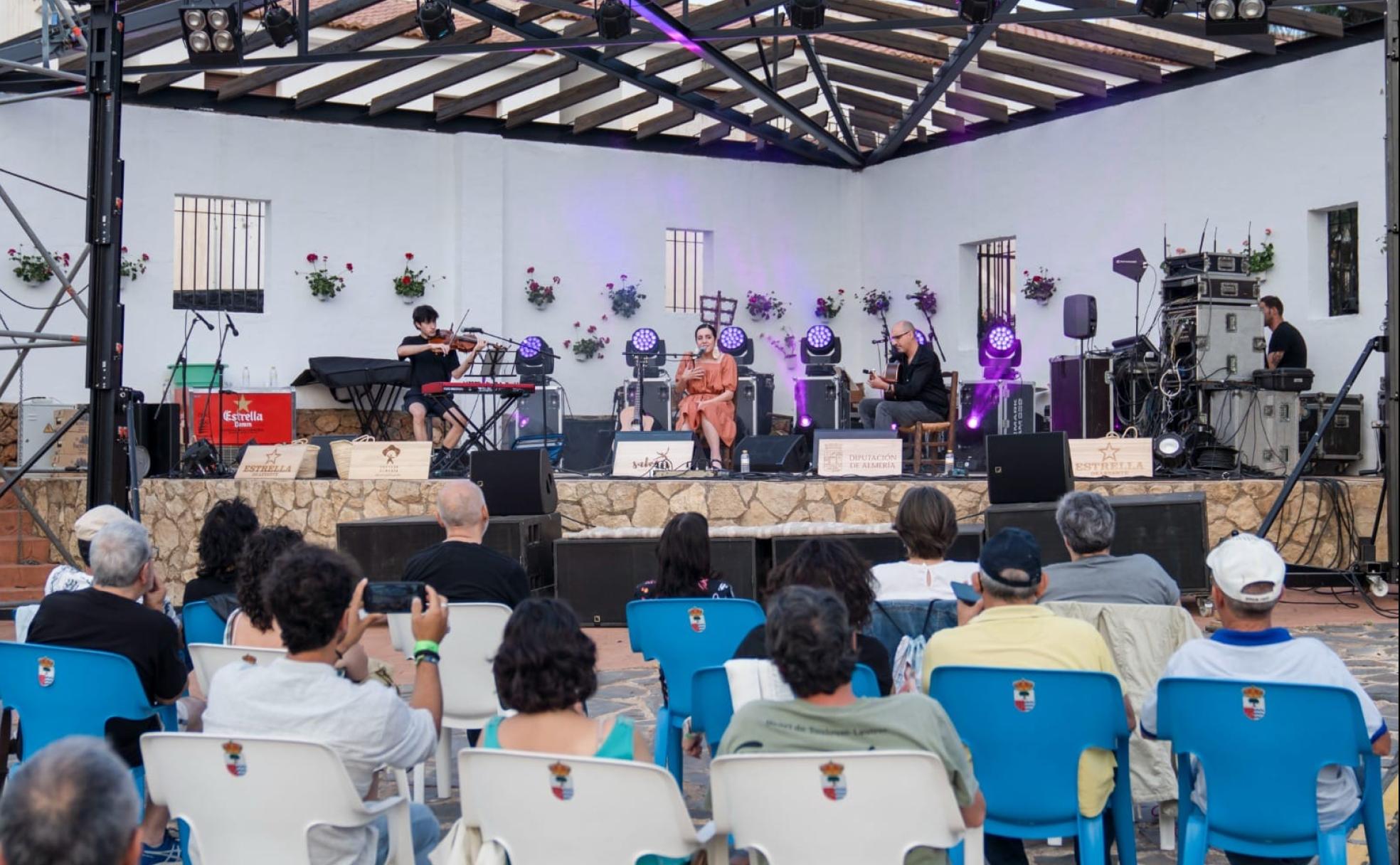 Valeria Castro fue la encargada de abrir el festival.