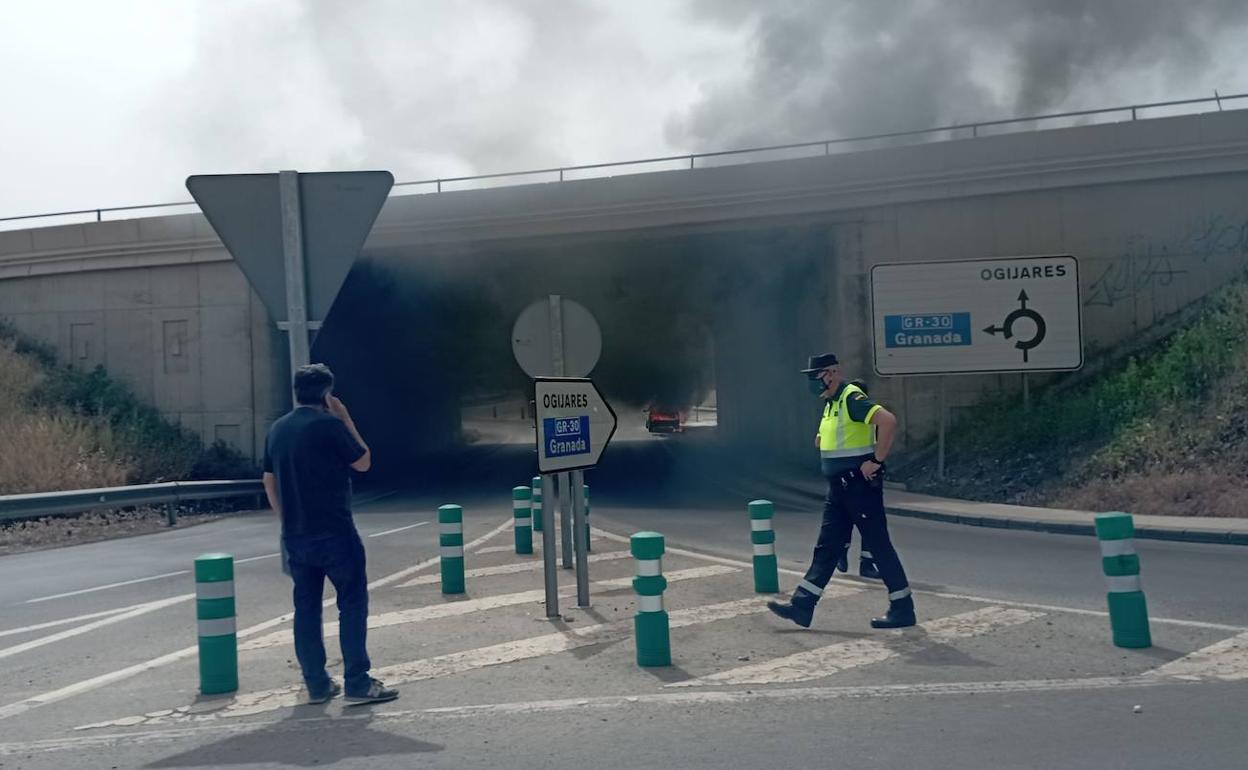 El coche estaba situado debajo del puente que conecta con la autovía.