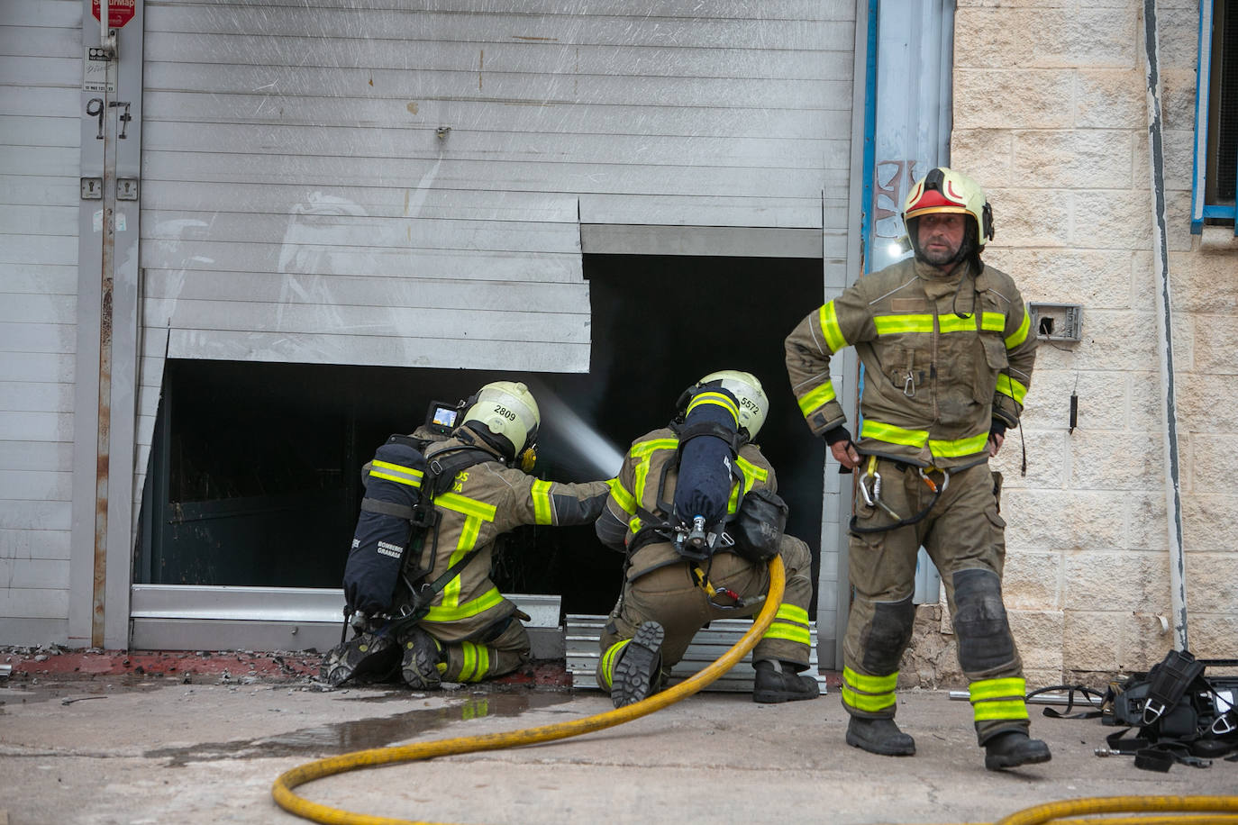 Actuación de los Bomberos de Granada en la nave incendiada en Ogíjares