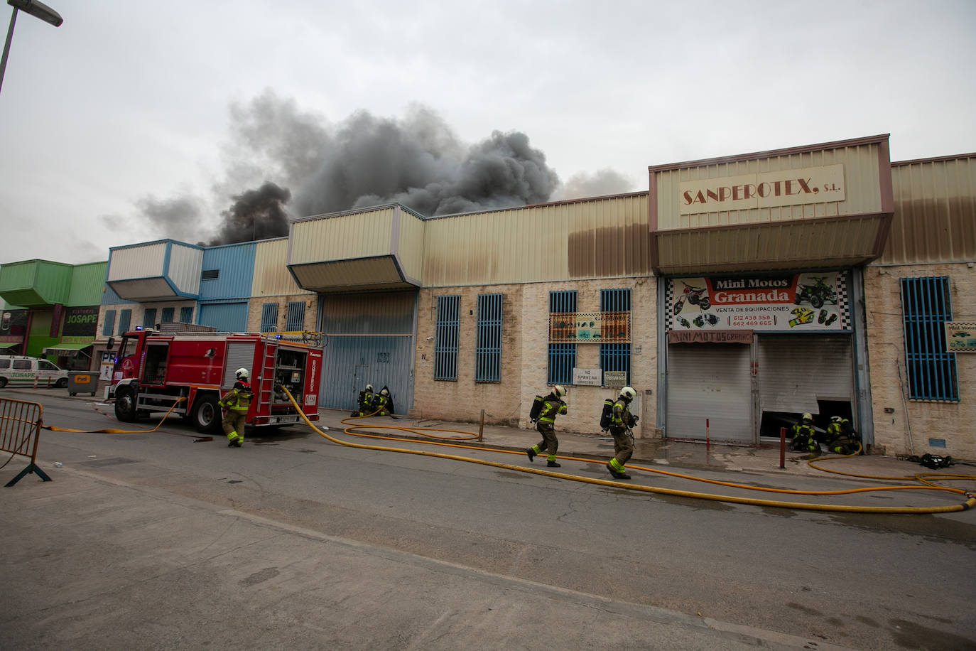 Actuación de los Bomberos de Granada en la nave incendiada en Ogíjares