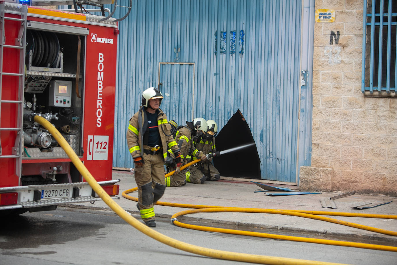 Actuación de los Bomberos de Granada en la nave incendiada en Ogíjares