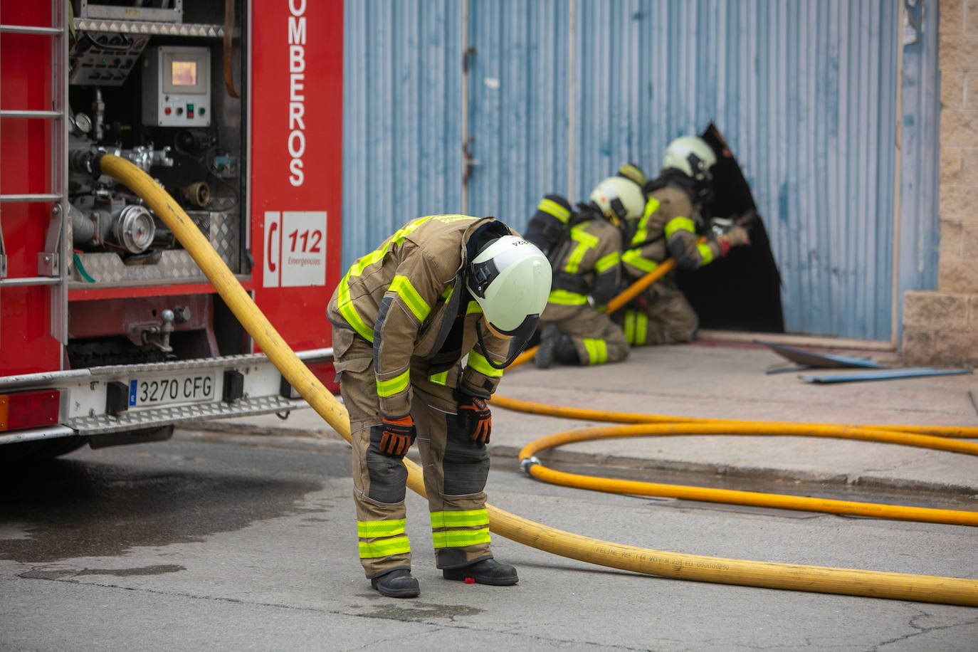 Actuación de los Bomberos de Granada en la nave incendiada en Ogíjares
