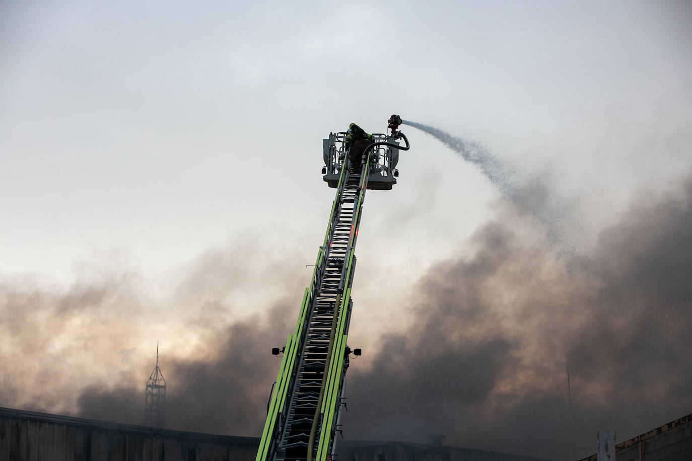 Actuación de los Bomberos de Granada en la nave incendiada en Ogíjares