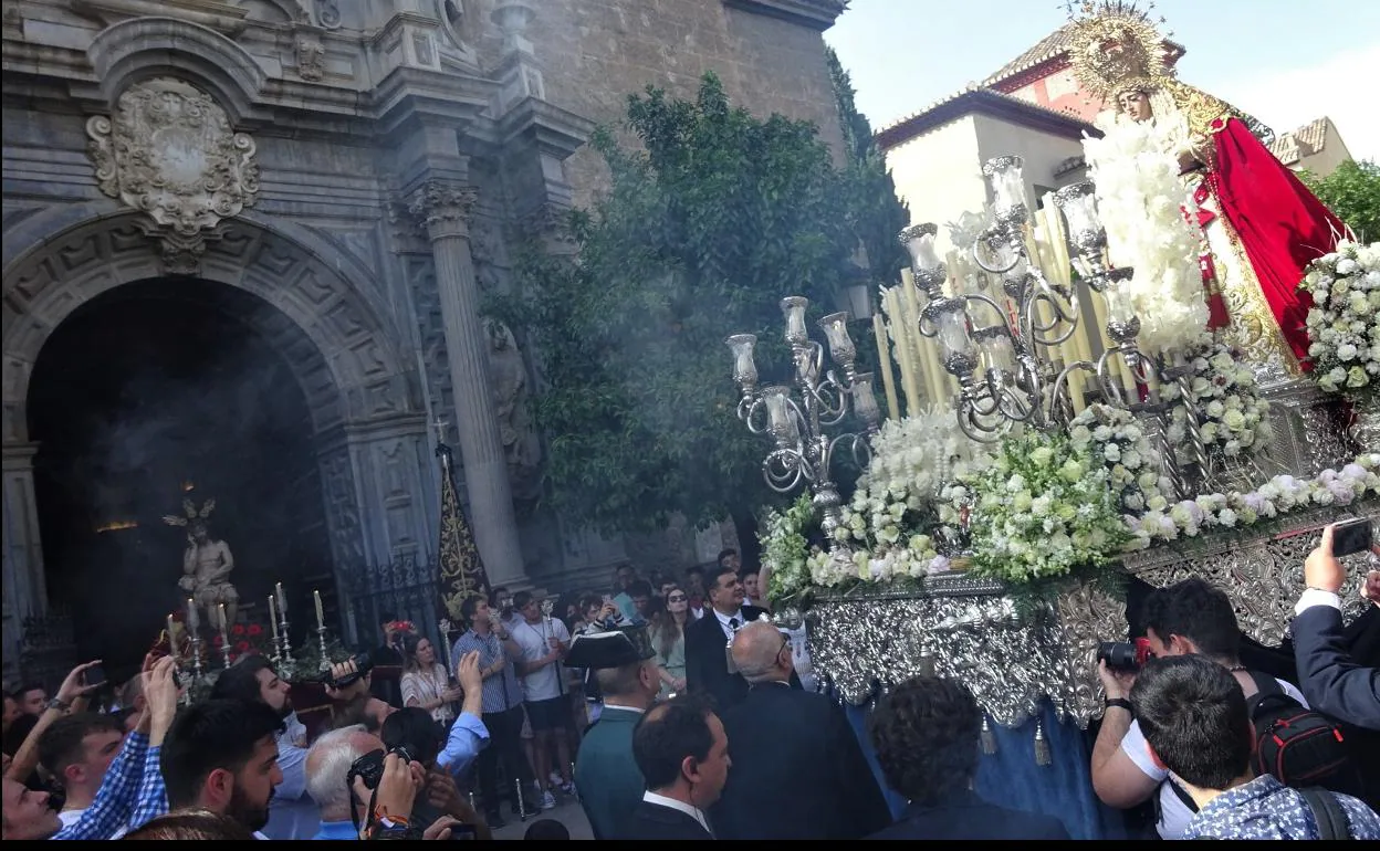 La Virgen de la Caridad recorrió ayer las calles de Granada