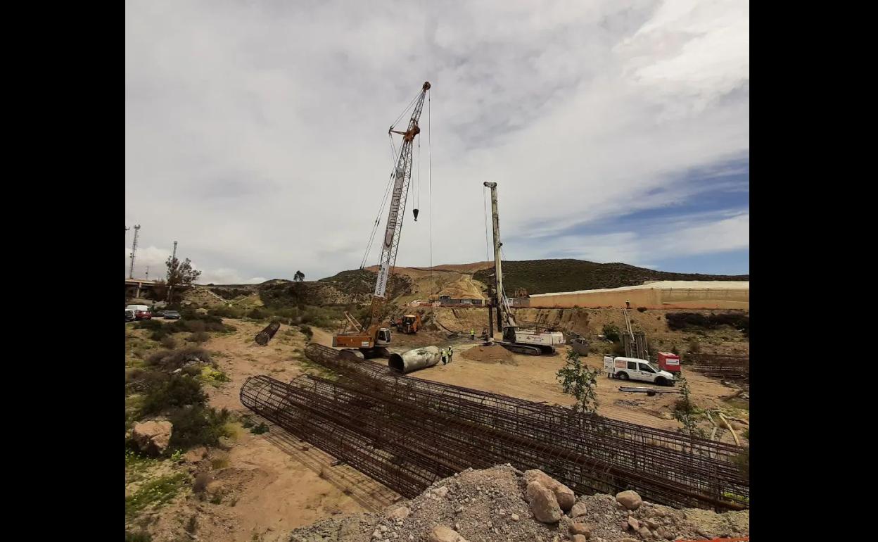 Obras del AVE entre Almería y Murcia en el tramo Níjar-Río Andarax.
