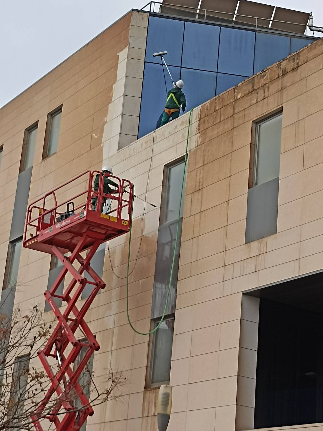 Imagen secundaria 2 - Arriba trabajos de la empresa Clece en el hospital clínico de Granada. Abajo a la izquierda en el edificio de Diputación provincial y a la derecha, trabajadores de Fissa volviendo a dejar blanco el edificio de Ibermutamur. 