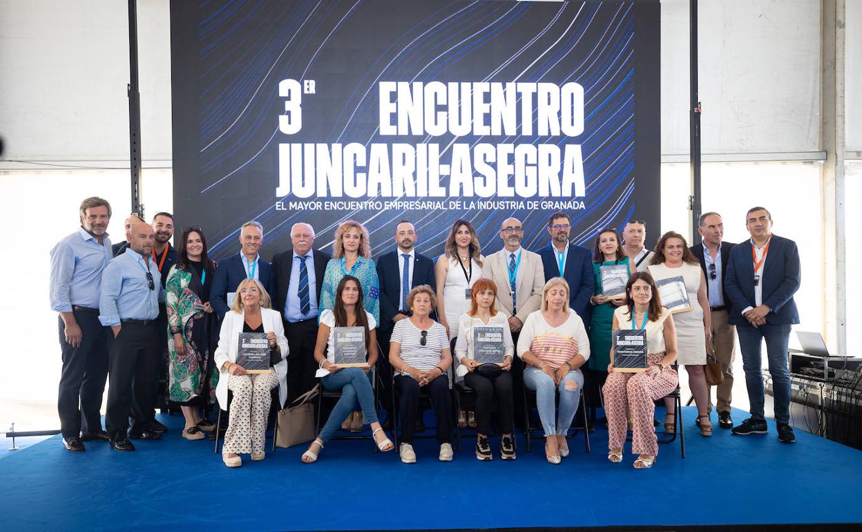 Asistentes al encuentro, junto a los homenajeados y sus familias. 