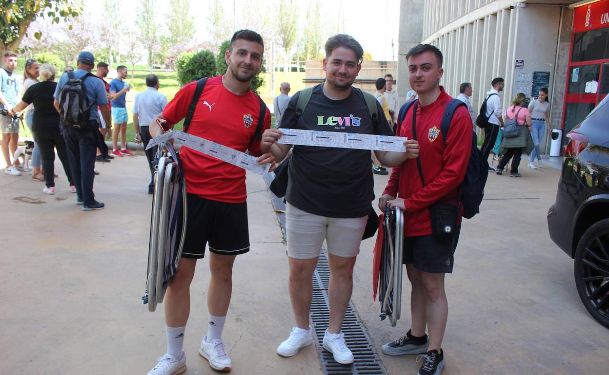 Estos aficionados esperaron desde las 4.30 de la mañana para conseguir sus entradas. 