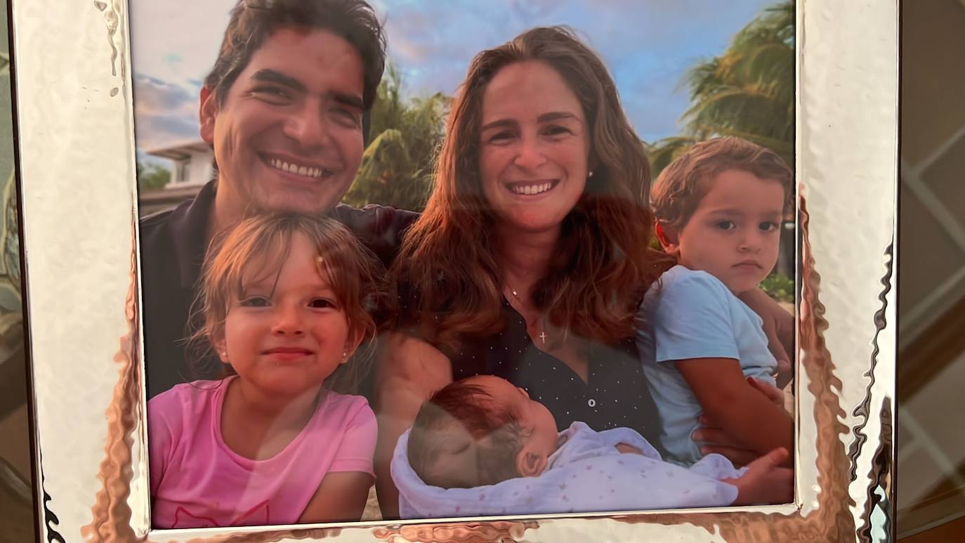 Imagen de Andrea Martín, madre de tres niños, con su familia. 