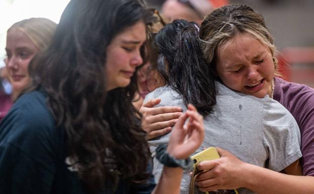 Sin consuelo. Vecinas de Uvalde lloran juntas durante la vigilia que se celebró en una localidad que nunca volverá a ser la misma. 