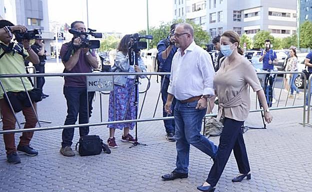 Los padres de Marta del Castillo, Antonio del Castillo y Eva Casanueva llegan al juzgado antes de segunda sesión del juicio contra el joven Francisco Javier García, conocido como 'El Cuco'. 