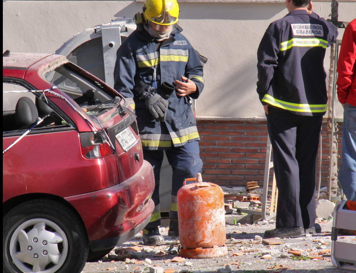 Los Bomberos actúan en una explosión de gas en Granada.