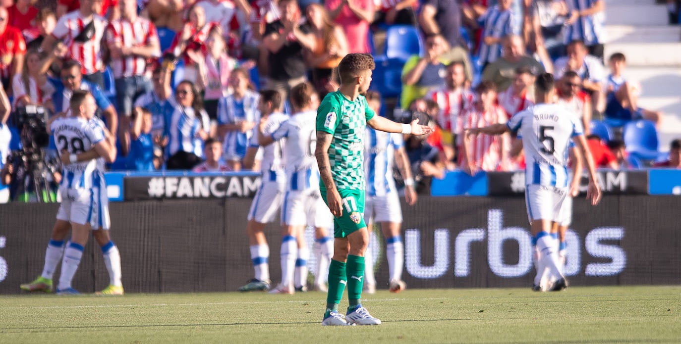 El partido del Almería en Butarque, a pie de campo