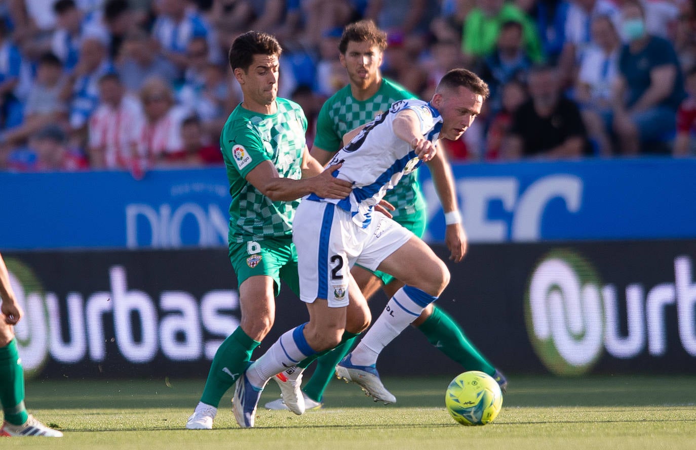 El partido del Almería en Butarque, a pie de campo