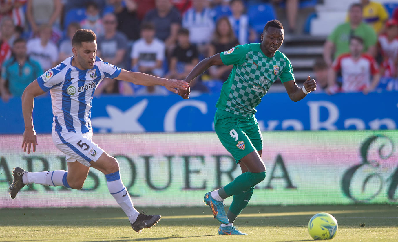El partido del Almería en Butarque, a pie de campo