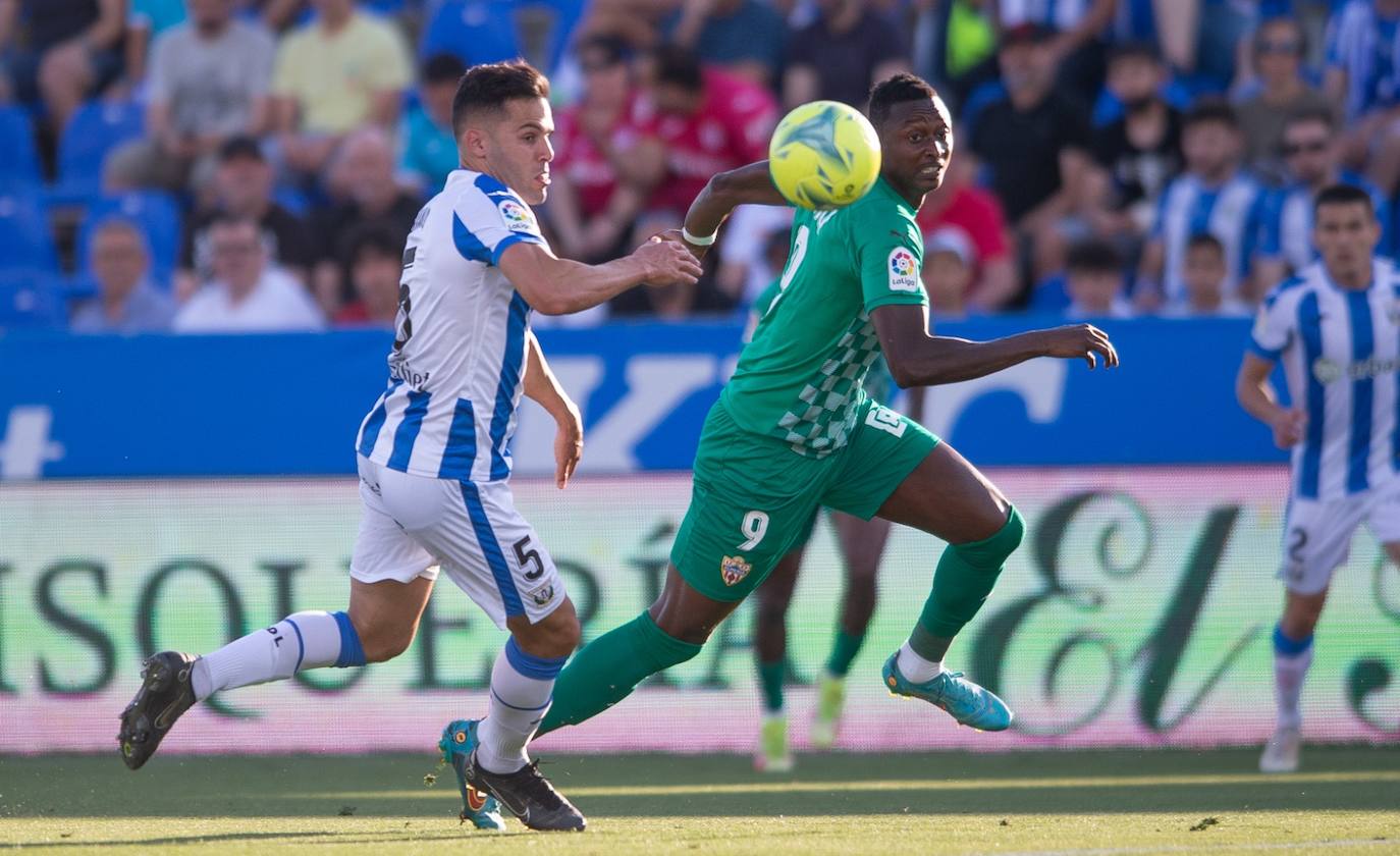 El partido del Almería en Butarque, a pie de campo